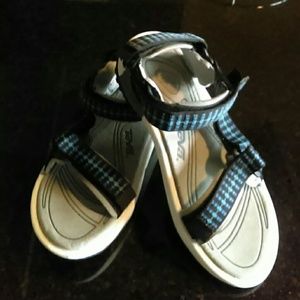 New Teva size 8 black & blue FIRM PRICE